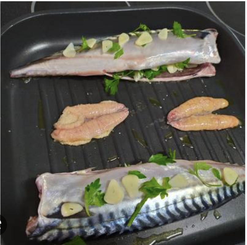 Ensalada de lechuga y espinacas con caballa a la plancha y naranja con canela